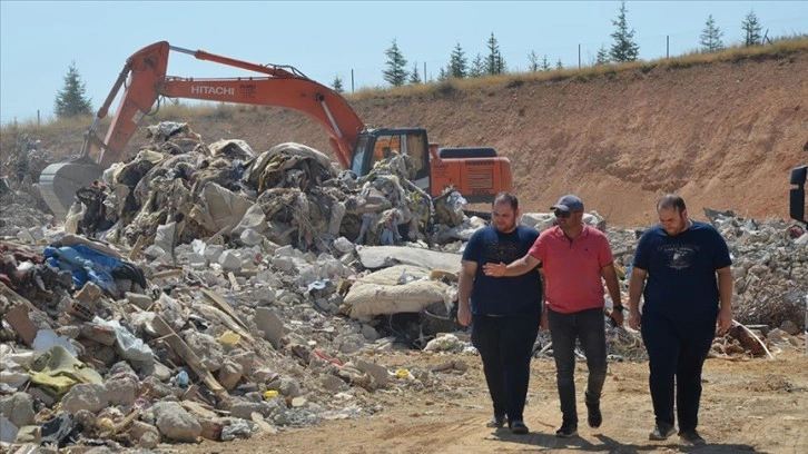 Depremzede ikizler yıkıntılar arasında anılarını arıyor