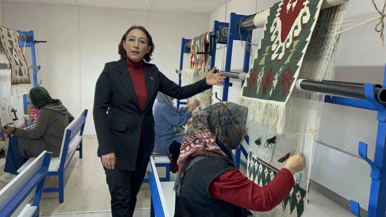 Depremzede kadınlar ilmik ilmik işledikleri Türk motifli halı ve kilimleri Japonya’ya satılıyor
