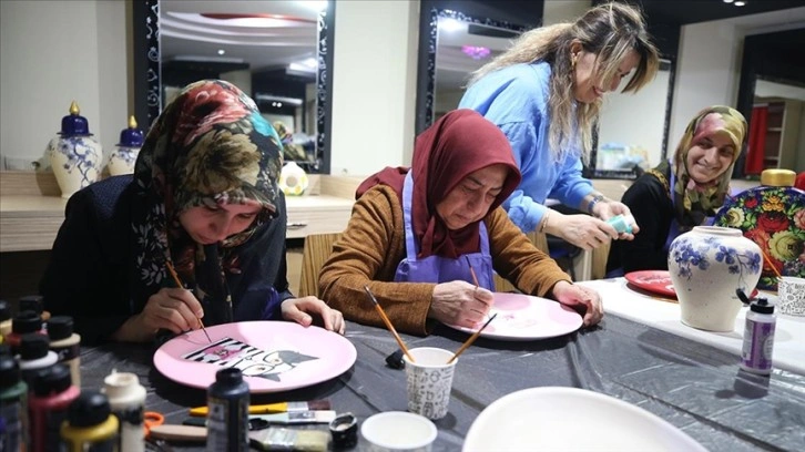 Depremzede kadınlar Nevşehir'de seramik boyama kursuyla meslek ediniyor