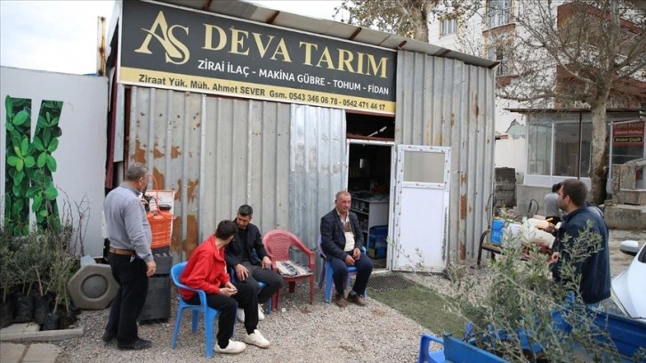 Depremzede ziraat mühendisi, yaptığı barakada çiftçinin zirai ilaç ihtiyacını karşılıyor