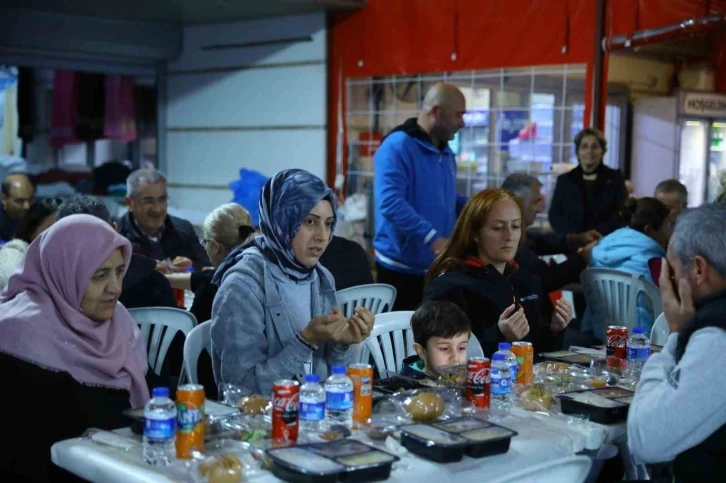 Depremzedeler iftar yemeğinde bir araya geldi
