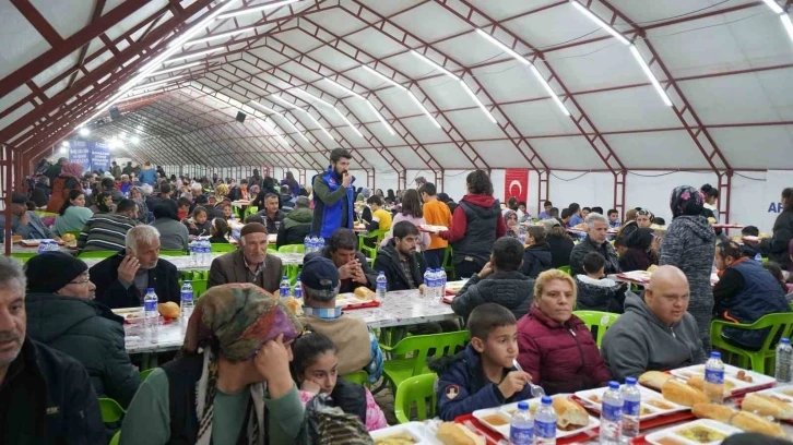 Depremzedeler ilk iftarını AFAD’ın iftar çadırında açtı
