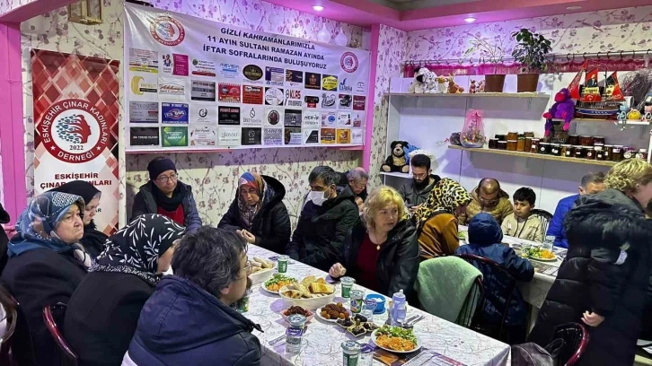 Depremzedelere ücretsiz iftar vererek hayır dua alıyorlar
