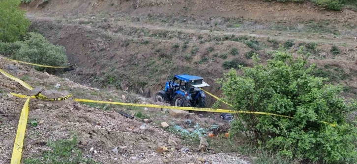 Dere yatağına devrilen traktörün sürücü hayatını kaybetti
