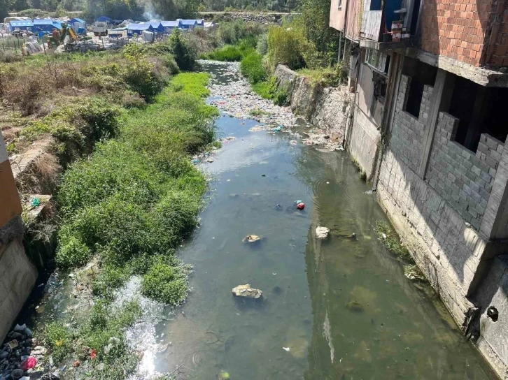 Dere yatağını çöplüğe çevirdiler
