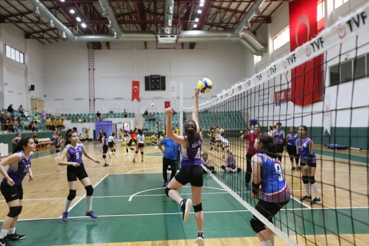 Derince’de voleybol şenliği başladı
