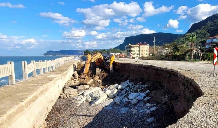 Dev dalgalar sebebiyle çöken yolda onarım çalışması başlatıldı