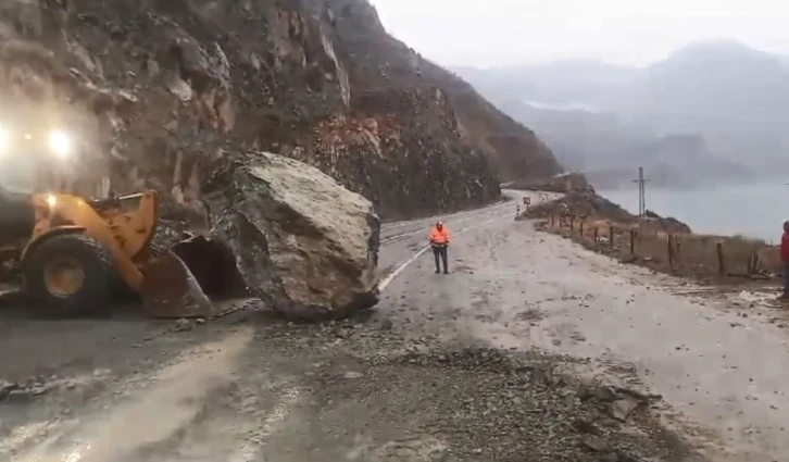 Dev kaya karayoluna düştü, felaket ucuz atlatıldı
