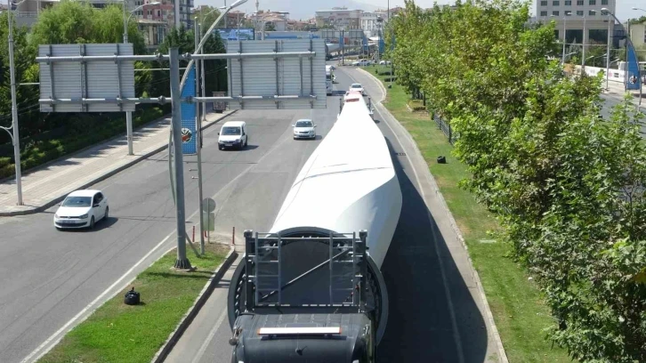 Dev rüzgar gülü türbinleri böyle taşındı
