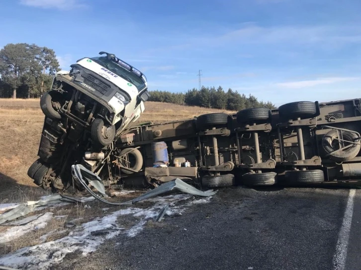 Devrilen kimyasal toz yüklü tır yolu kapattı
