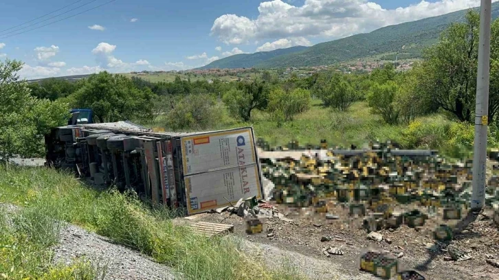 Devrilen tırdaki litrelerce alkol yola döküldü
