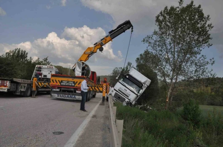 Devrilen tırdan yara almadan kurtuldu
