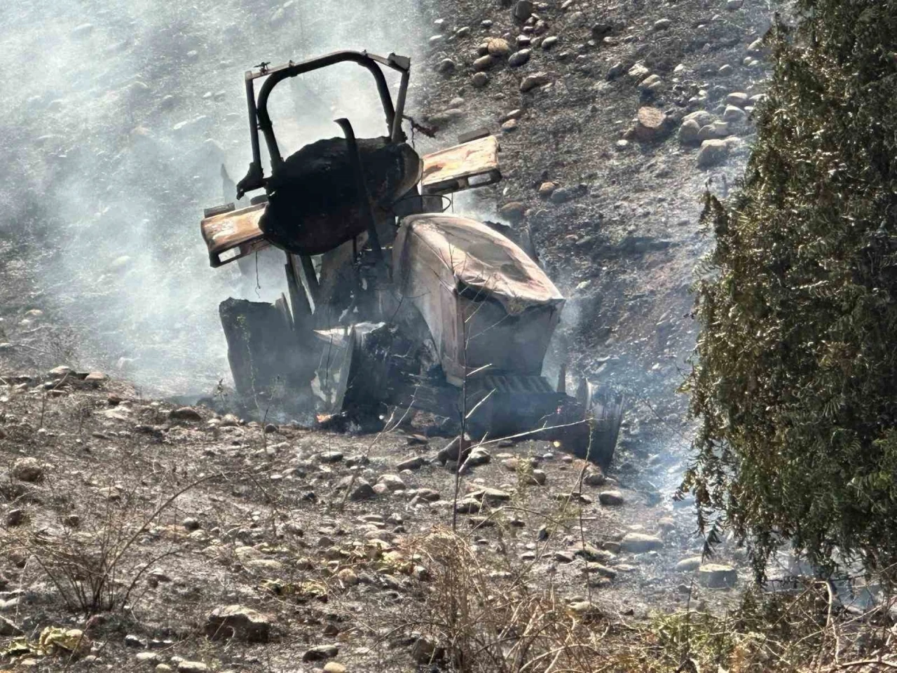 Devrilen traktörün altında kalan sürücü hayatını kaybetti
