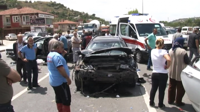 Başkent’te zincirleme trafik kazası: 3’ü polis 4 yaralı