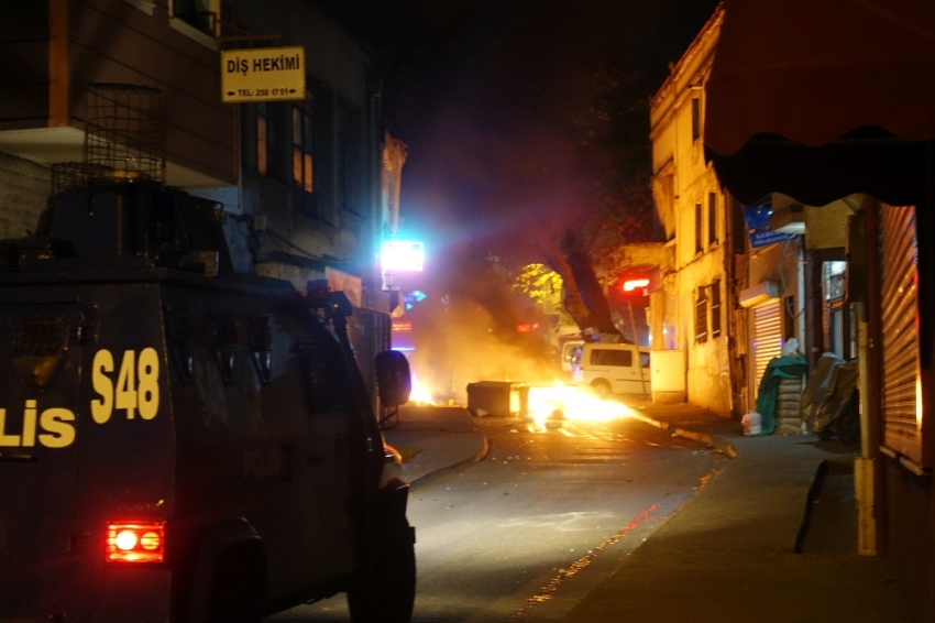 Beyoğlu’nda çöp konteynırlarını devirip ateşe verdiler