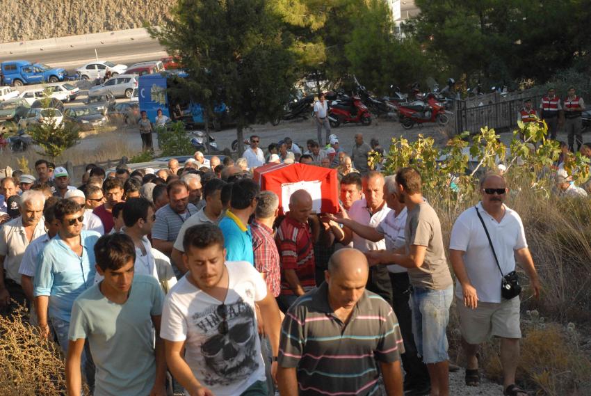 Diyarbakır'da hayatını kaybeden polis son yolculuğuna uğurlandı