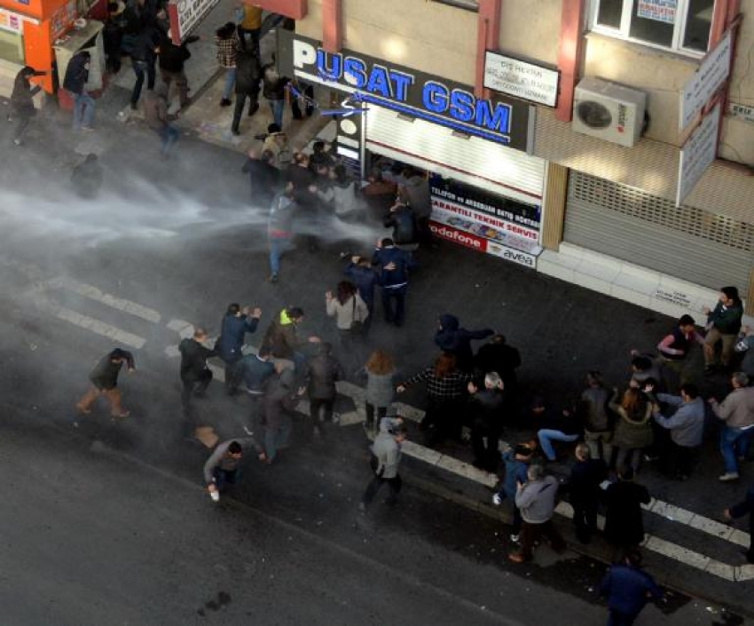 Diyarbakır'da Sur'a yürümek isteyen gruba polis müdahalesi