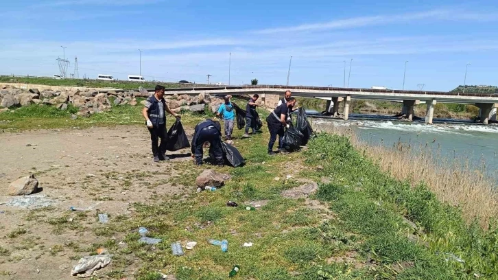 Dicle Nehri çevresi atıklardan temizlendi
