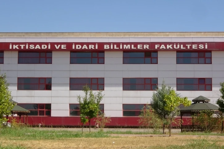 Dicle Üniversitesi’nde eski kız öğrenci dekan yardımcısını bıçakladı
