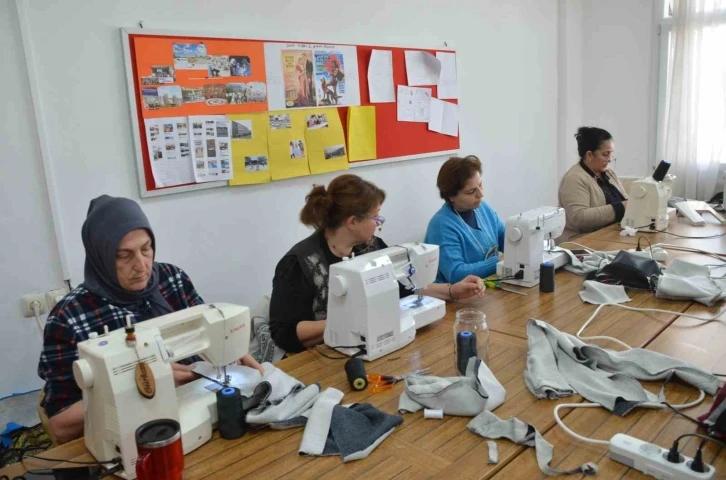 Didim’de misafir edilen depremzede çocuklara eşofman desteği
