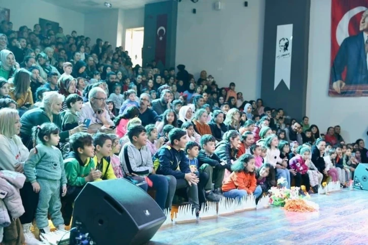 Didim’de müzikli tiyatro oyununa yoğun ilgi gösterdi
