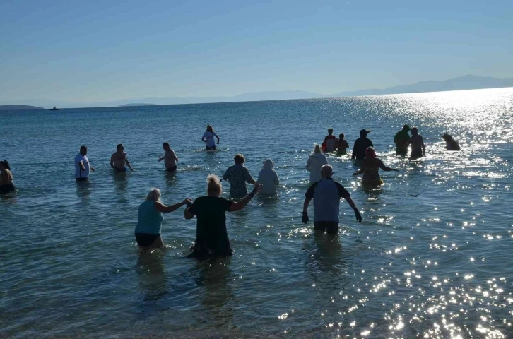 Didim’de yabancılar sokak hayvanları için bu yıl da denize girdi
