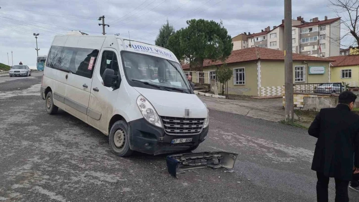 Direksiyon başında  nöbet geçiren şoför öğrenci servisine çarptı
