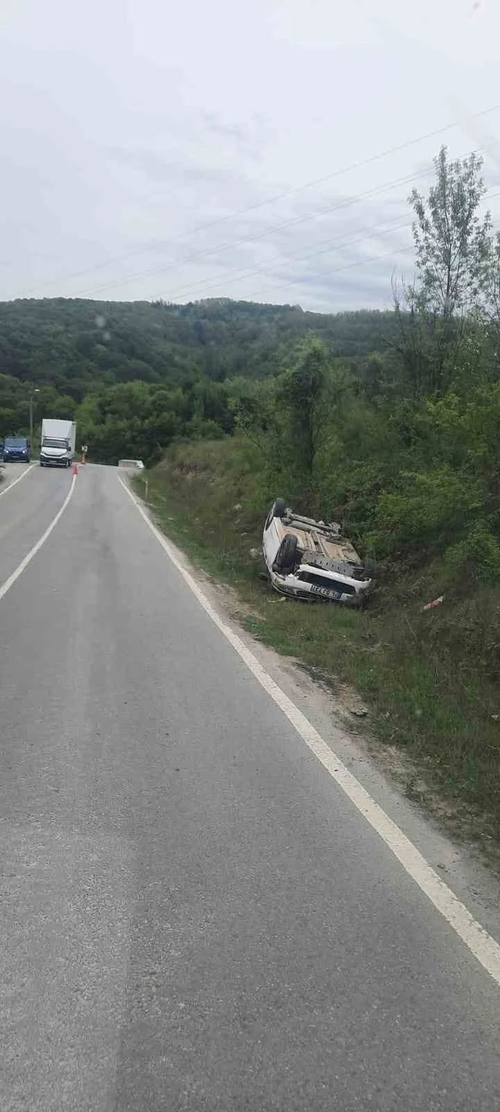 Direksiyon hakimiyetini kaybetti takla attı: 2 yaralı
