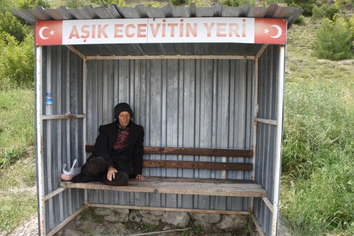 Divane aşık, 24 yıldır aynı durakta sevdiği kadını bekliyor
