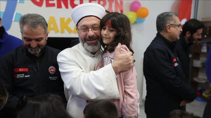 Diyanet İşleri Başkanı Erbaş, Malatya'da depremzedelerle bir araya geldi