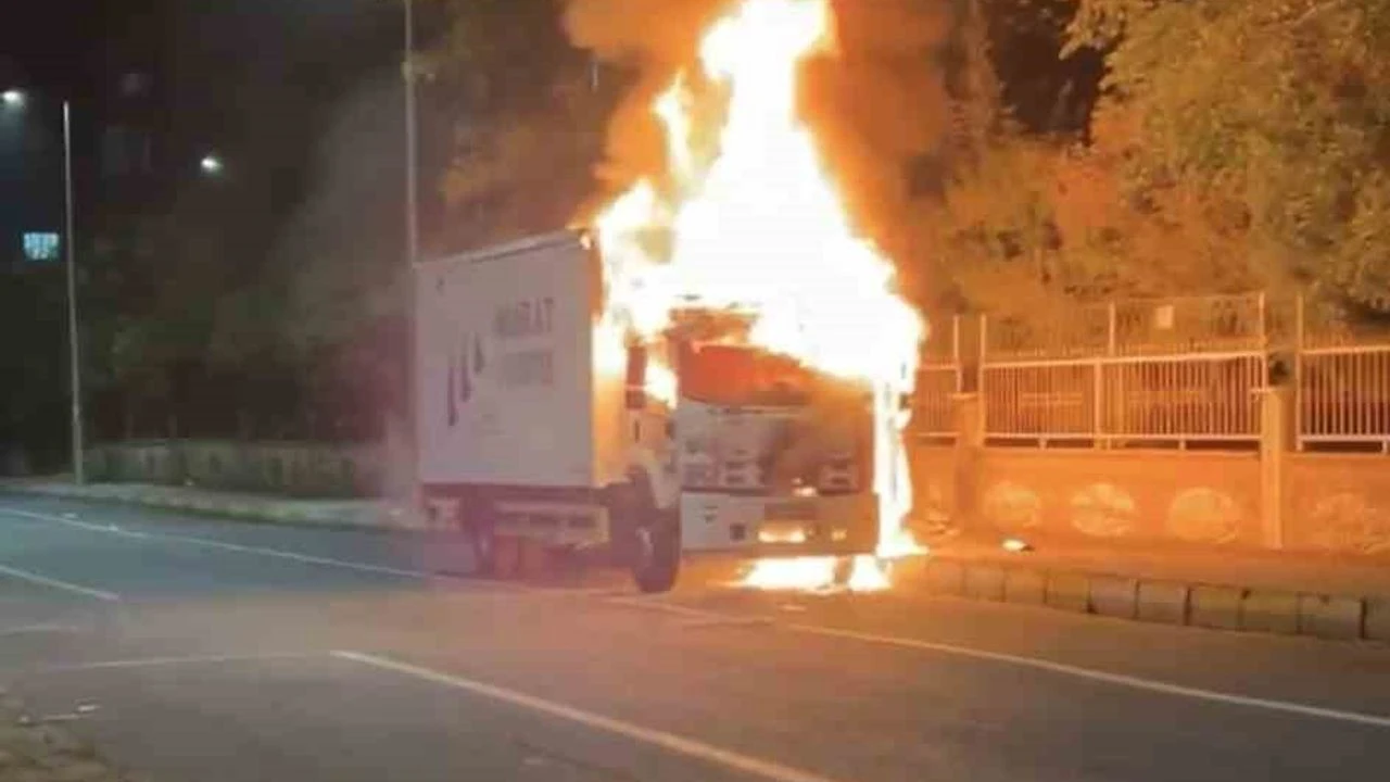 Diyarbakır’da alevlere teslim olan tır kullanılmaz hale geldi