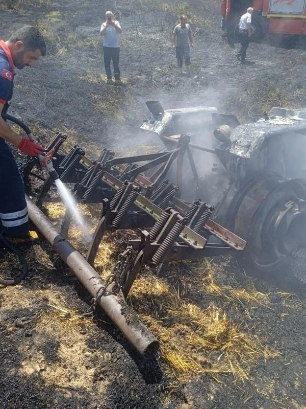 Diyarbakır’da anız yangınına müdahalede traktör yandı
