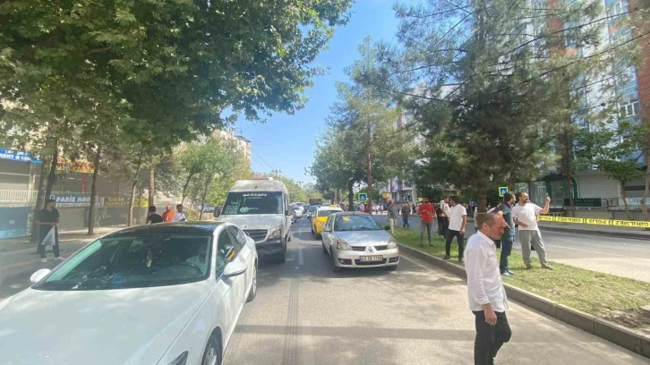 Diyarbakır’da çöken binadan oluşan toz bulutu araç trafiği oluşturdu
