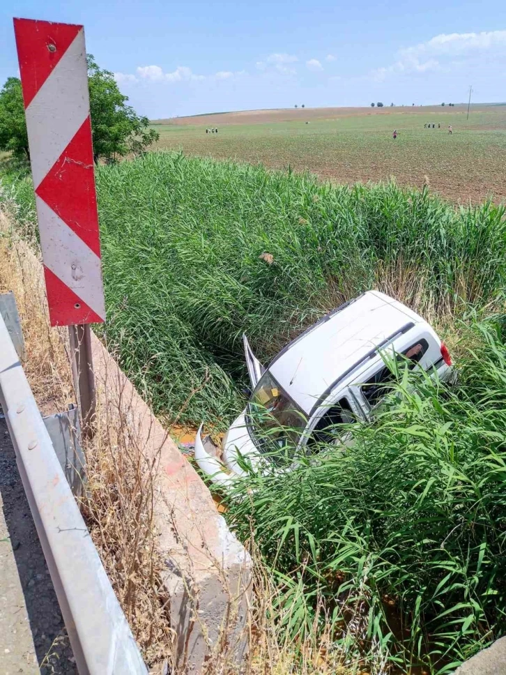 Diyarbakır’da hafif ticari araç yol kenarına savruldu: 1 yaralı
