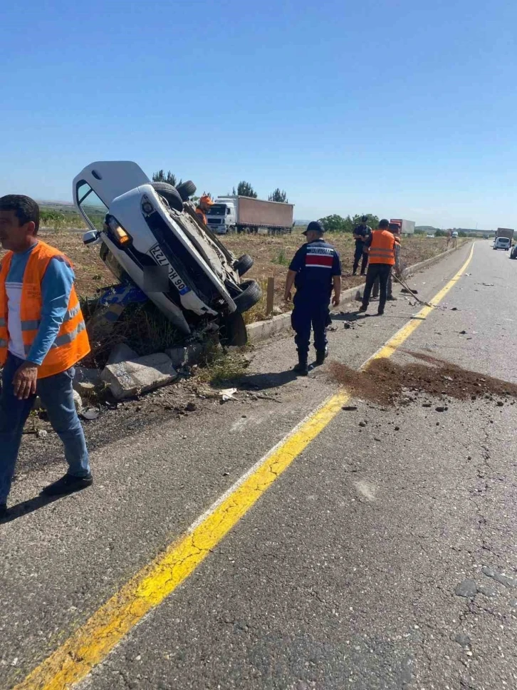 Diyarbakır’da iki otomobil kafa kafaya çarpıştı: 3 yaralı
