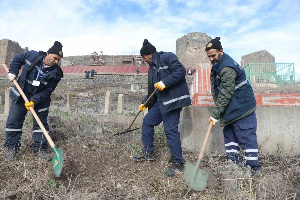 Diyarbakır’da mezarlıklarda temizlik çalışması
