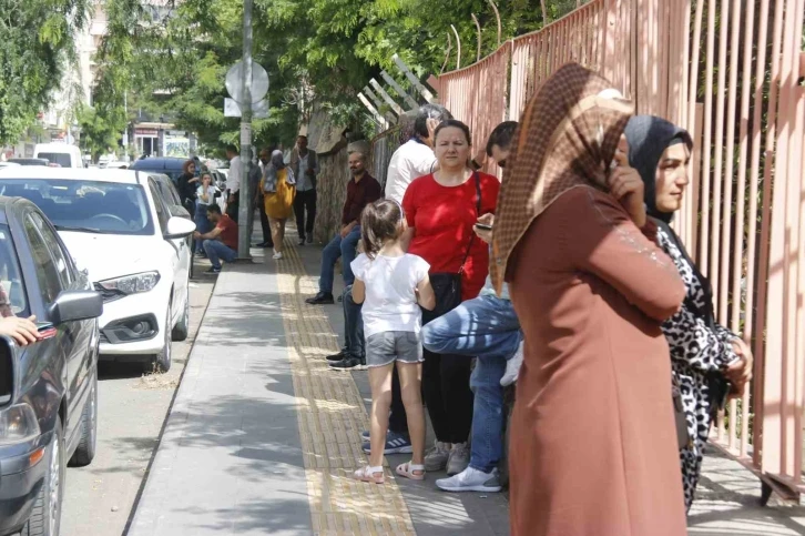 Diyarbakır’da öğrenciler içeride aileler dışarıda ter döktü
