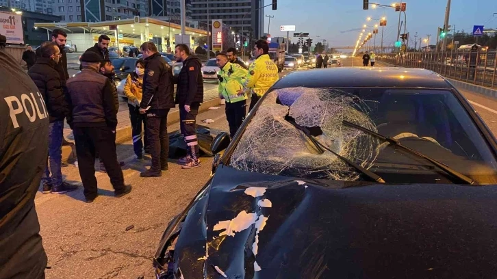 Otomobil ile çarpışan motorlu kurye hayatını kaybetti