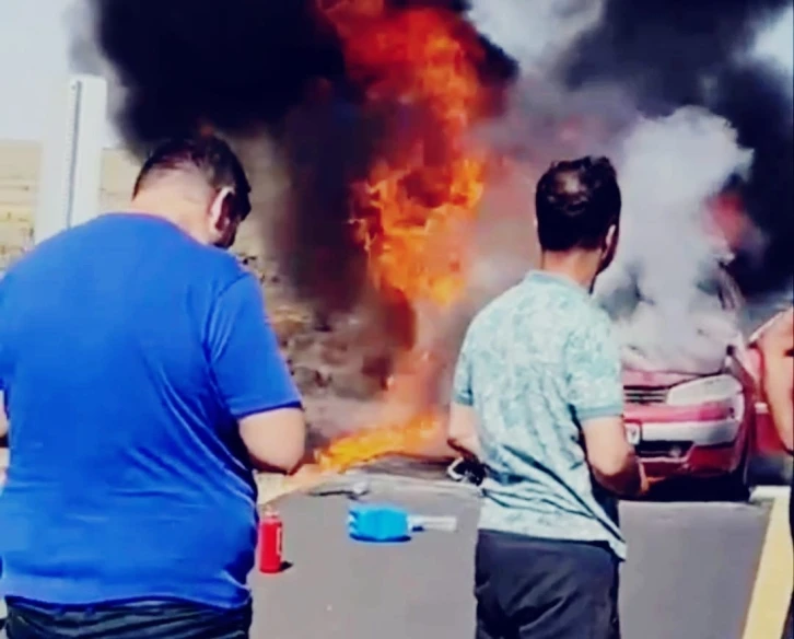 Diyarbakır’da seyir halindeki otomobil alev topuna döndü
