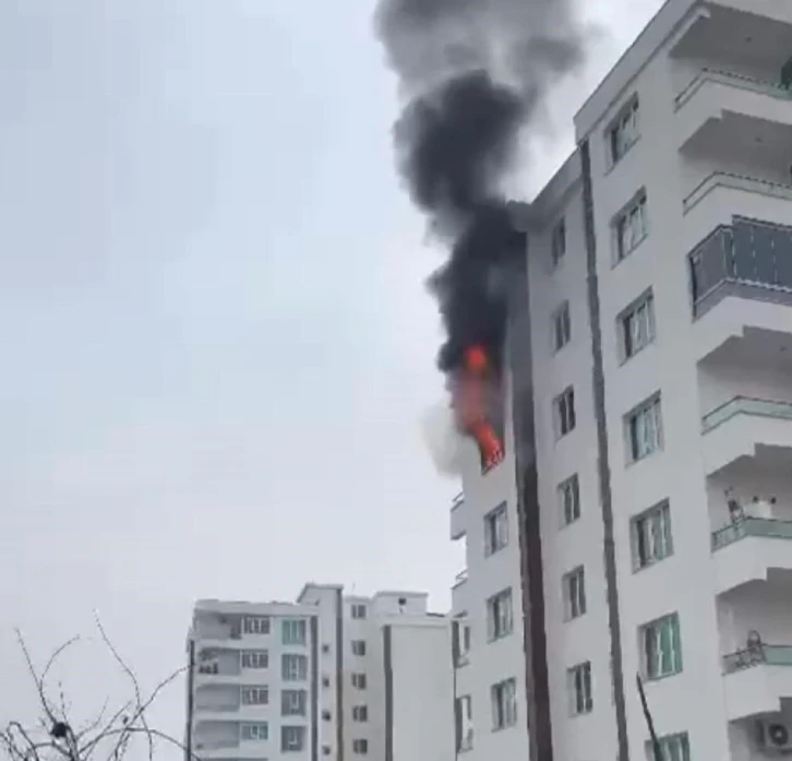 Diyarbakır’da yangın çıkan dairede alevler böyle yükseldi
