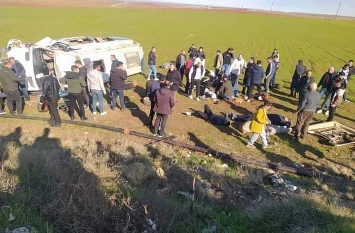 Diyarbakır’da yolcu minibüsü şarampole devrildi: 4’ü ağır 16 yaralı
