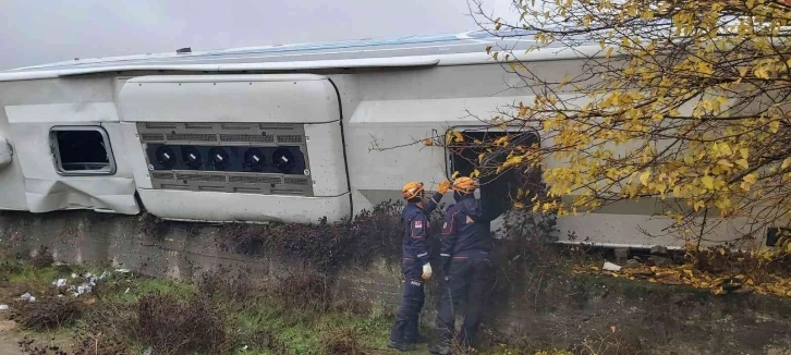 Diyarbakır’da yolcu otobüsü devrildi: 3’ü ağır 33 yaralı
