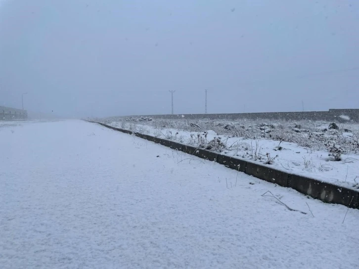 Diyarbakır’da yüksek kesimlere mevsimin ilk karı yağdı
