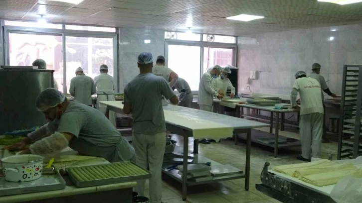 Diyarbakır’dan çıkan ‘karamelli baklava’ ve ‘karamelli kadayıf’ masalarda yerini aldı
