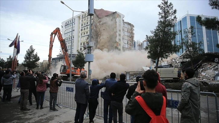 Diyarbakır'da yıkılan binanın altındaki spor salonunda kolonların inceltildiği belirlendi