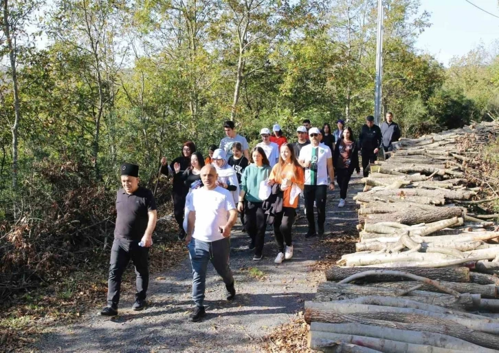 Doğa yürüyüşüyle günün tadını çıkardılar
