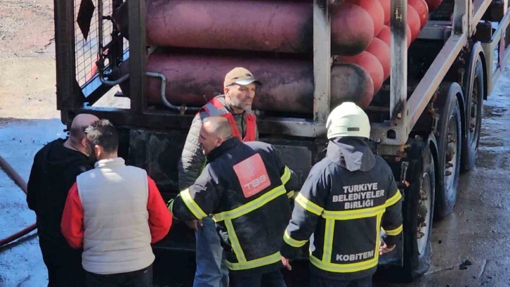 Doğalgaz tüpleri taşıyan dorsede yangın çıktı, facianın eşiğinden dönüldü
