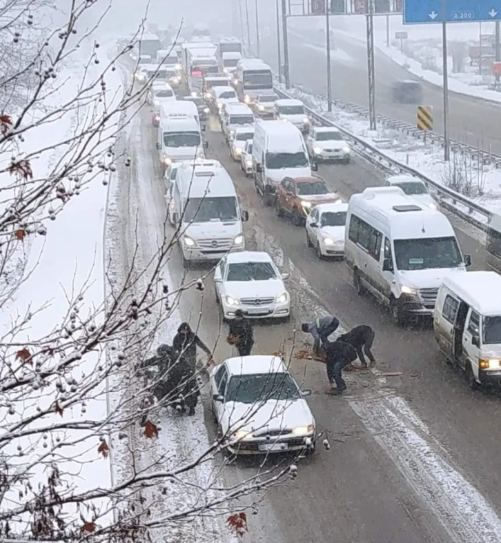 Dökülen simitleri toplamak için çevre yolunda trafiği durdurdular
