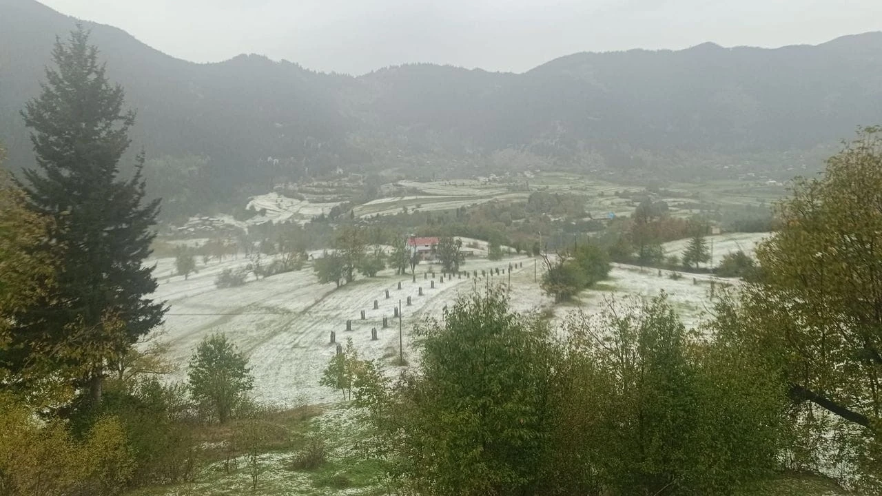 Dolu yağışı Artvin’i beyaz örtüyle kapladı
