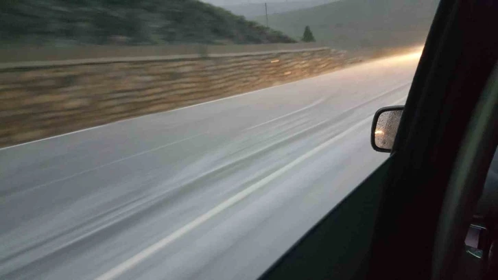 Dolu yağışı yolu beyaza büründürdü
